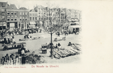 1077 Gezicht op de Neude te Utrecht tijdens de warenmarkt.
